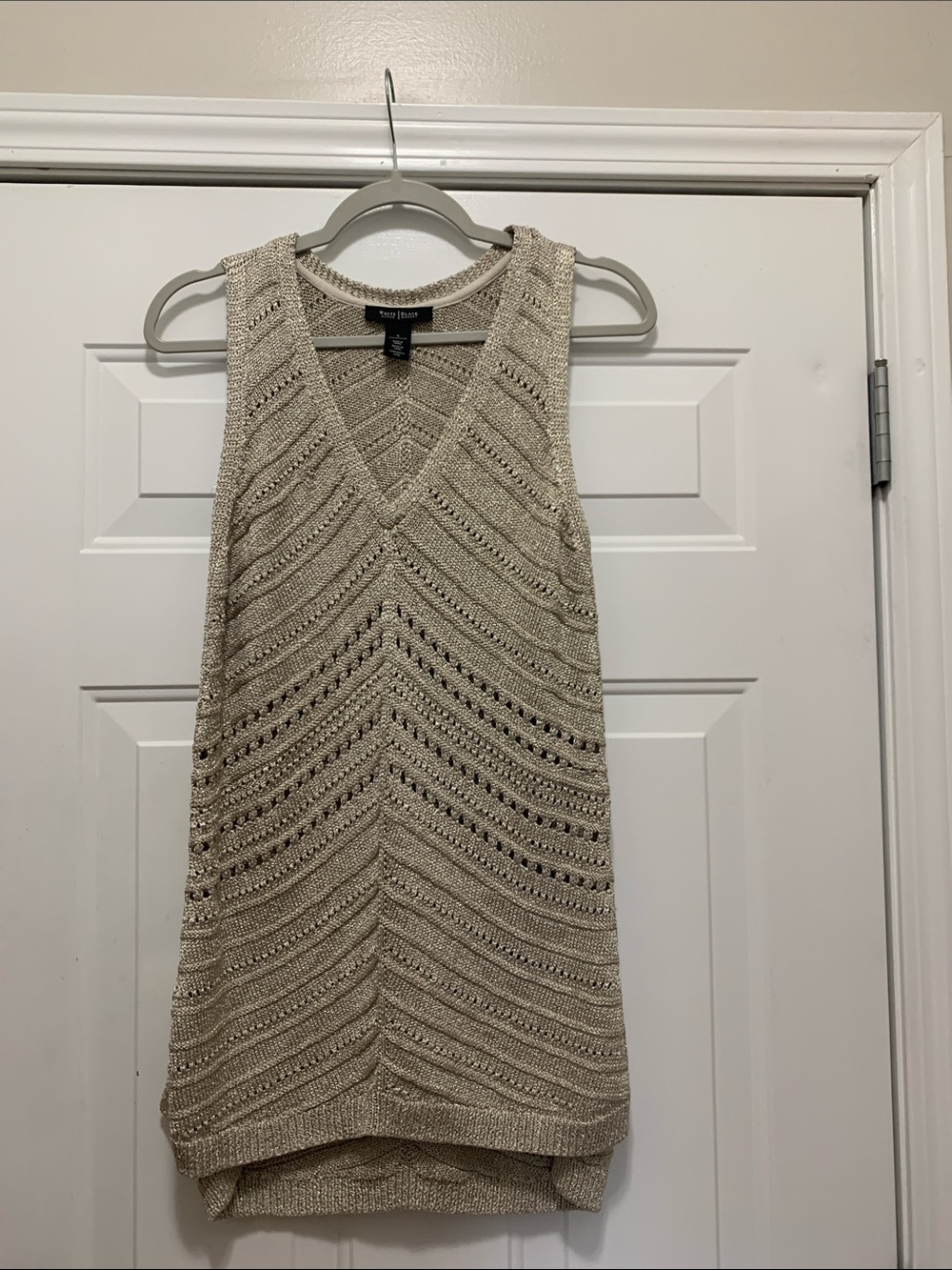 3/$15 White House Black Market Beige & Metallic Open-Knit V-Neck Tank Size Small